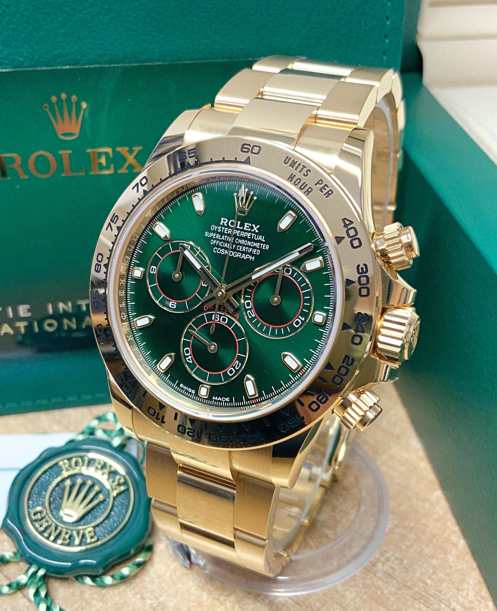 Pre-owned Rolex Cosmograph Daytona in yellow gold with green dial